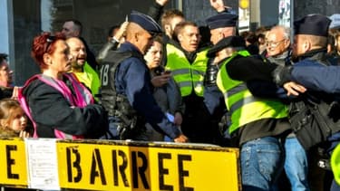 Le gouvernement tente de calmer les "gilets jaunes"
