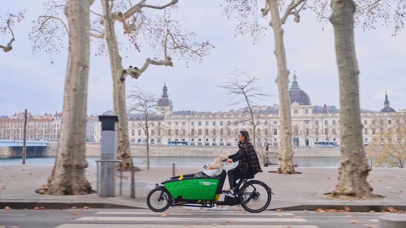 Un vélo cargo en libre-service à Lyon en mars 2023
