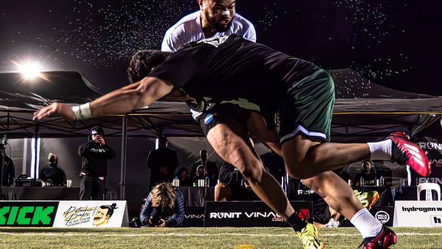 En Nouvelle-Zélande, le gouvernement monte au créneau contre le "Run-it straight", challenge viral inspiré du rugby qui a causé la mort d'un jeune de 19 ans 2 RunIt la principale ligue du challenge inspire du rugby et devenu viral qui consiste a faire entrer en collision frontalement deux rugbymen lances a pleine vitesse L objectif stopper le porteur de balle 2089747