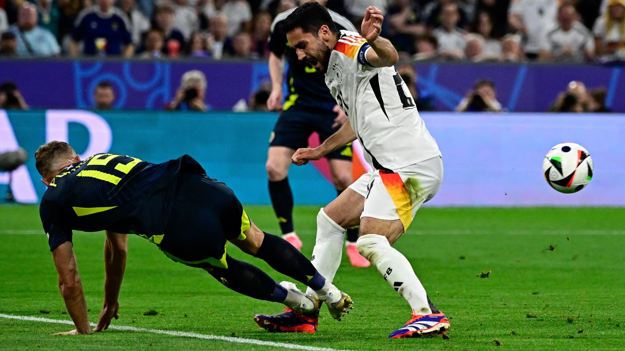 Le tacle de Porteous sur Gündogan lors de Allemagne-Ecosse le 14 juin 2024 Le tacle de Porteous sur Gündogan lors de Allemagne-Ecosse le 14 juin 2024