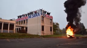 "Saint-Genis ne sera pas Calais", peut-on lire sur une banderole déployée sur un bâtiment qui va prochainement accueillir un village de Roms, près de Lyon.