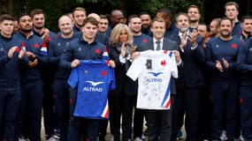 Emmanuel Macron avec le XV de France à Marcoussis