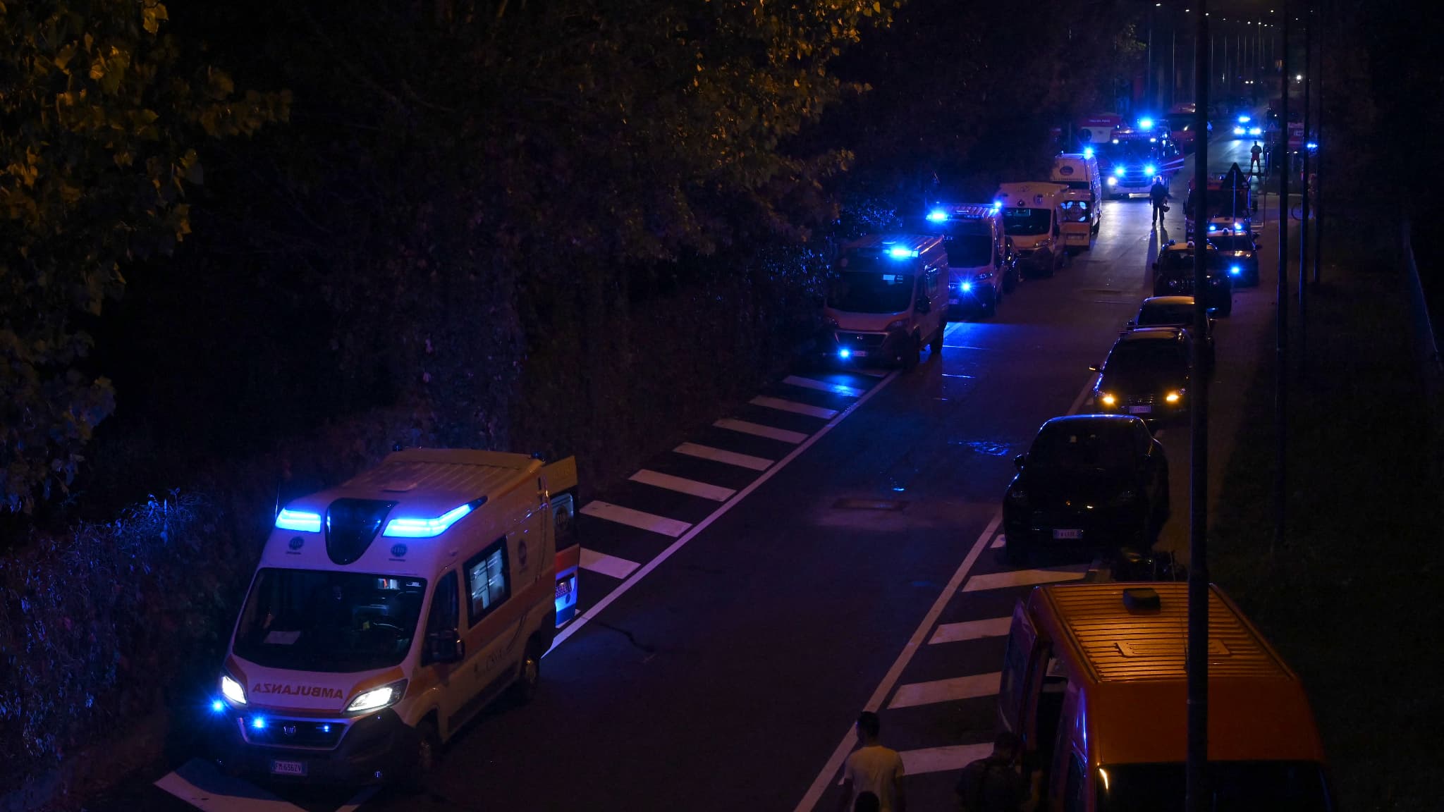 Des ambulances sur le site d'un accident de bus le 3 octobre 2023 à Mestre, près de Venise
