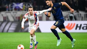 Maxence Caqueret face à Marko Grujic lors de OL-Porto, le 17 mars 2022