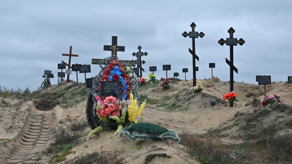 Une photo montre un charnier de civils dans un cimetière près de Lyman, dans la région de Donetsk, le 11 octobre 2022.