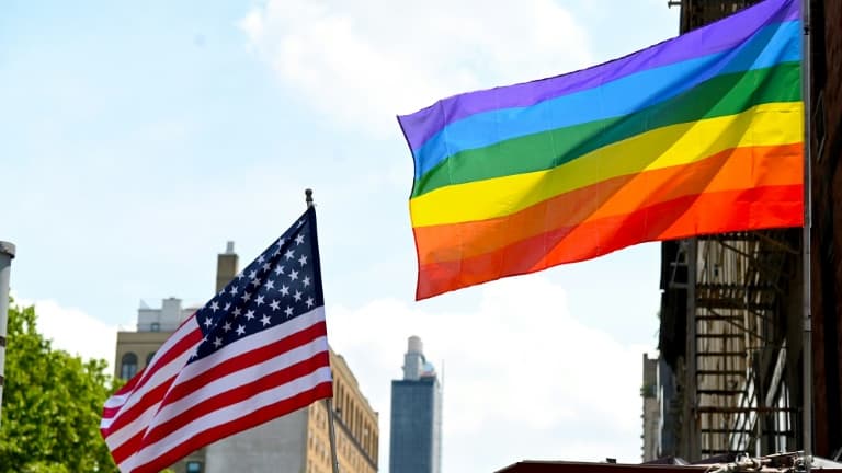 Un drapeau américain et un drapeau arc-en-ciel LGBT à New York le 20 juin 2020