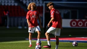 Xavi Simons et Edouard Michut sur la pelouse du Parc des Princes l'été dernier