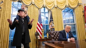 Le PDG de Tesla et SpaceX, Elon Musk, et son fils X Æ A-Xii se joignent au président américain Donald Trump alors qu'il signe des décrets dans le bureau ovale de la Maison Blanche à Washington, DC, le 11 février 2025.