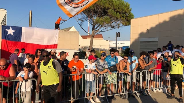 Des supporters de l'OM attendant l'arrivée d'Alexis Sanchez à l'aéroport de Marignane Des supporters de l'OM attendant l'arrivée d'Alexis Sanchez à l'aéroport de Marignane