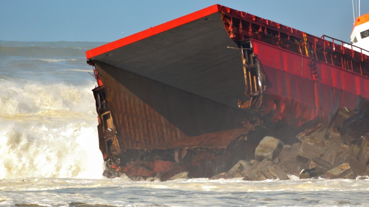 Le cargo est coupé en deux, entraînant une fuite de gasoil.