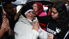 Noura, la mère de Rayana tuée en juin 2022, à l'occasion d'un rassemblement organisé en mémoire de la jeune femme, le 5 juin 2025 à Paris (France). (Photo d'illustration)