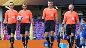 L'arbitre Clément Turpin et un assistant lors du match Ulsan-Mamelodi à la Coupe du monde des clubs, le 17 juin 2025