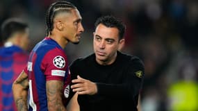 Raphinha et Xavi Hernandez après l'élimination du Barça contre le PSG en Ligue des champions, le 16 avril 2024