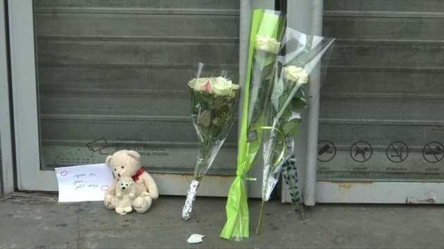 Des fleurs déposées devant le centre commercial à Argenteuil