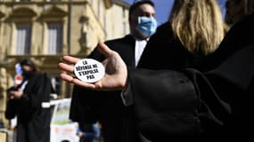 Des avocats réunis en soutien à Me Paul Sollacaro, à Aix-en-Provence, le 17 mars 2021.