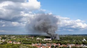 De la fumée noire s'échappe dans le ciel lors de l'incendie de la scène du festival Tomorrowland, en Belgique, le mercredi 16 juillet 2025.