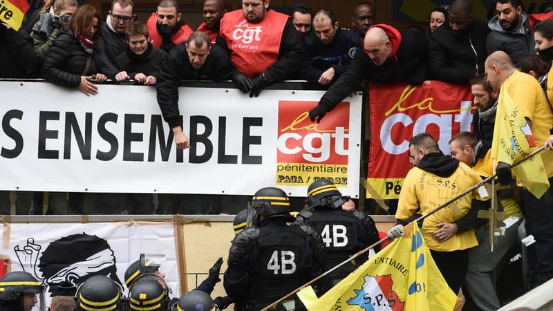 Des surveillants pénitentiaires en grève, le 24 janvier 2018 à la prison des Baumettes à Marseille.