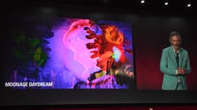 Brett Morgen présente "Moonage Daydream" sur la scène du CinemaCon 2022 à Las Vegas. 