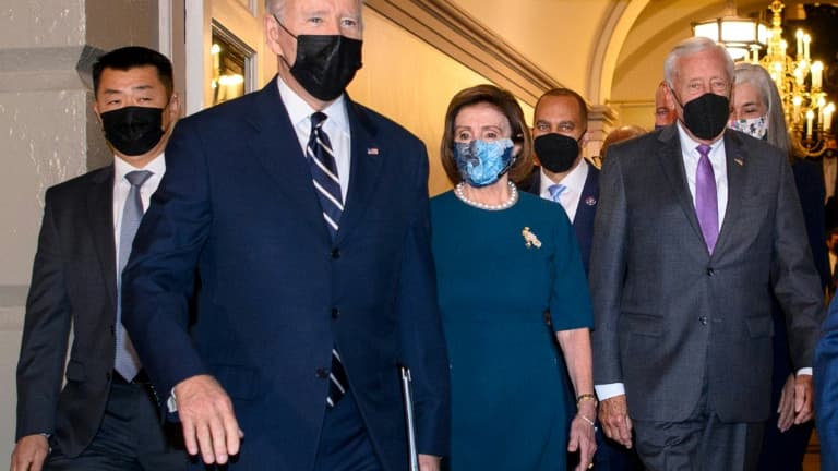 Joe Biden, suivi par la présidente de la Chambre des représentants Nancy Pelosi, arrive au Capitole le 28 octobre 2021
