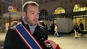 Jonathan Kienzlen, conseiller régional et président du groupe SER, lors de la mobilisation devant la gare Saint-Lazare.