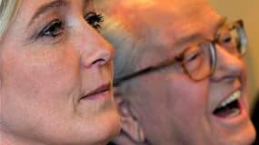 Jean-Marie Le Pen a affiché mercredi pour la première fois un soutien sans ambiguïté à sa fille Marine pour lui succéder à la présidence du Front national et espère la voir au second tour de la présidentielle de 2012. /Photo d'archives/REUTERS/Philippe Wo