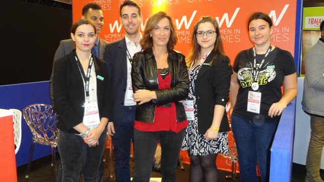 Autour de Julie Chalmette (centre, veste de cuir), de gauche à droite: Noémie, Axel, Alexandre, Ophélie et Marion.