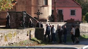 Les proches de Lina arrivent aux obsèques de l'adolescente, ce vendredi 25 octobre 2024.