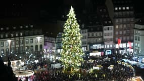 Le sapin au marché de Noël de Strasbourg, mercredi 26 novembre 2025. 
