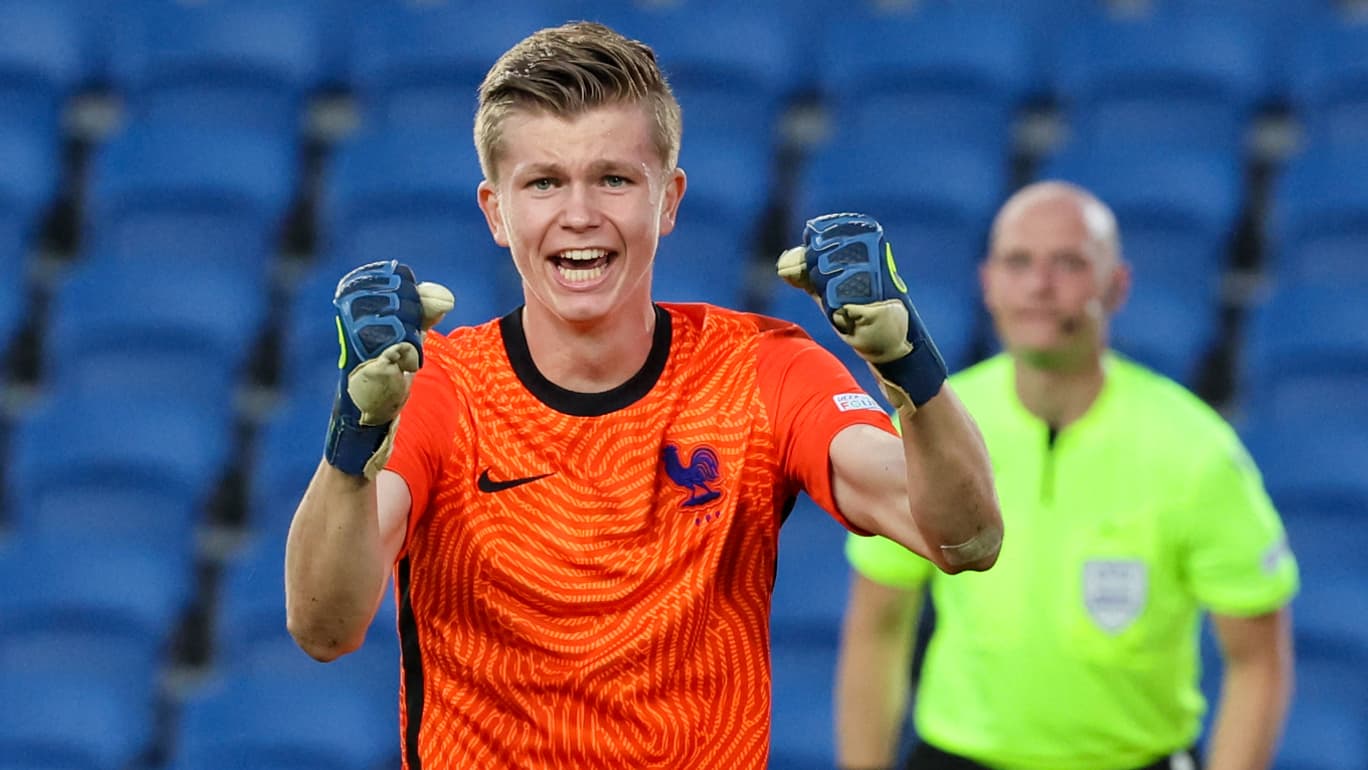 Lisandru Olmeta célèbre son arrêt sur un tir au but lors de la demi-finale de l'Euro U17 contre le Portugal