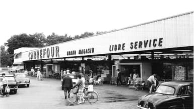 Le premier supermarché Carrefour à Sainte-Geneviève-des-Bois, au sud-ouest de Paris, en 1963 