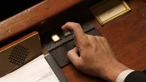 Les députés, qui poursuivent vendredi l'examen de la première partie du projet de budget pour 2013, ont désormais adopté les principales mesures de premier projet de loi de finances (PLF) du quinquennat de François Hollande. /Photo d'archives/REUTERS/Char