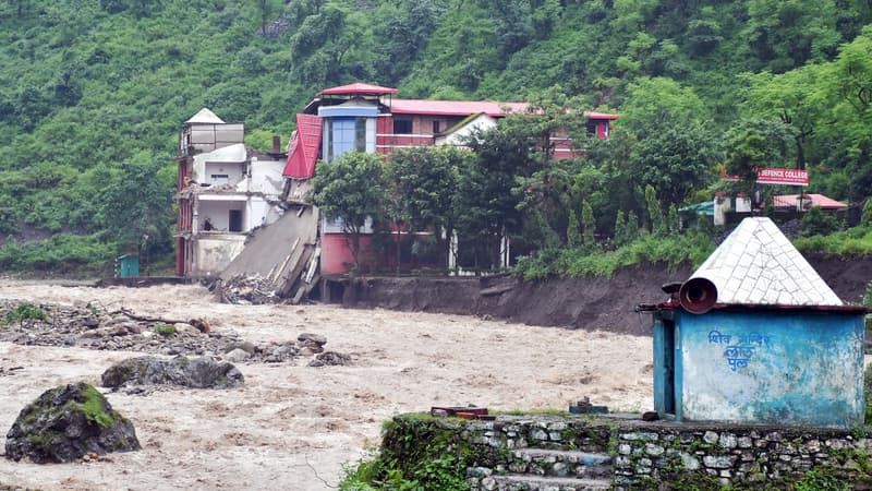 Une partie d'un bâtiment effondré à Dehradun, la capitale de l'État de l'Uttarakhand en Inde, touchée par des inondations, le 14 août 2023