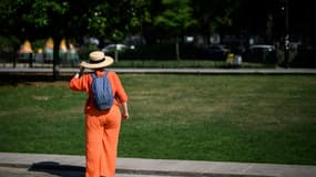 Une femme protégée du soleil par un chapeau, le 19 juin 2025 à Nantes 