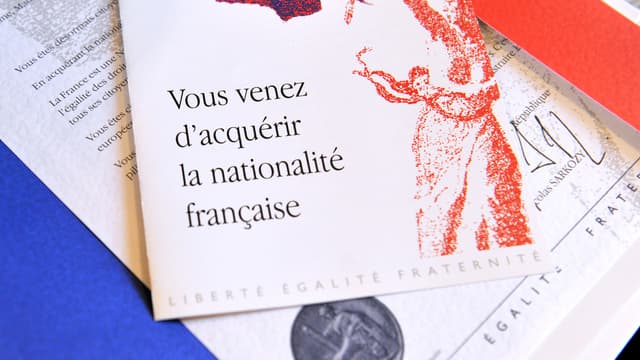 Document donné aux Français naturalisés, le 21 mars 2012 à Tours.