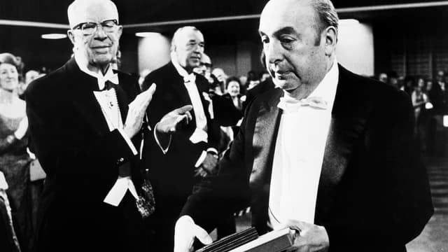 Pablo Neruda lors de la remise de son prix Nobel de littérature en 1971.