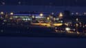 Vue sur l'aéroport de Nice à la nuit tombée.