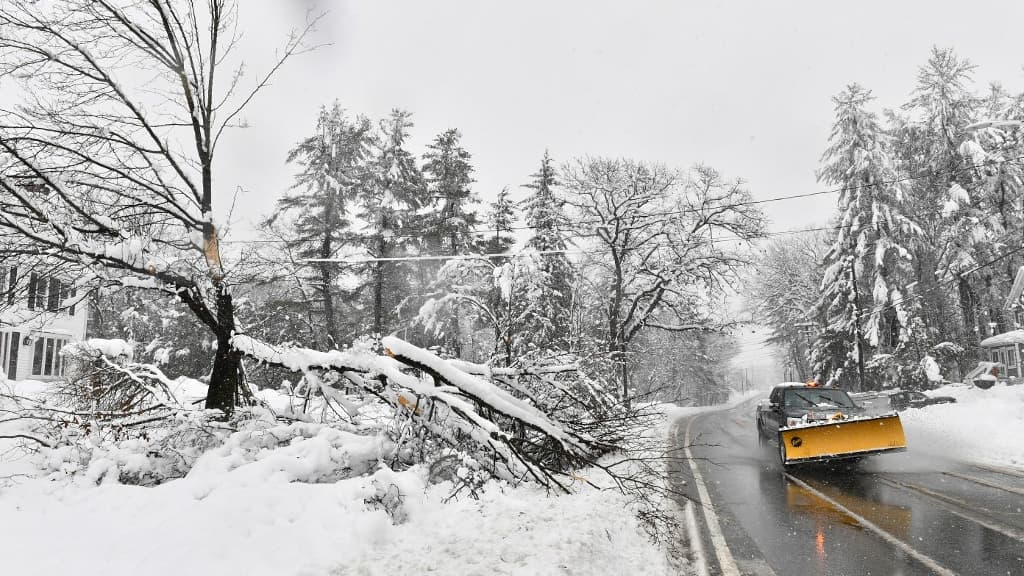 Une déneigeuse sur une route du Massachussetts, le 14 mars 2023 Une déneigeuse sur une route du Massachussetts, le 14 mars 2023