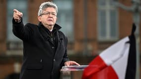 Le candidat insoumis à la présidentielle Jean-Luc Mélenchon lors d'un meeting de campagne le 3 avril 2022 Place du Capitole à Toulouse