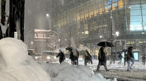 De fortes chutes de neige frappent le nord du Japon dans la ville de Niigata, le 19 décembre 2022.
