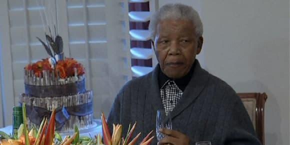 Nelson Mandela a été placé mercredi soir sous assistance respiratoire. Nelson Mandela a été placé mercredi soir sous assistance respiratoire.