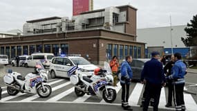 Les forces de police belges ont sécurisé tout le périmètre de l'aéroport, dont on ne peut plus s'approcher, après les explosions terroristes du 22 mars.