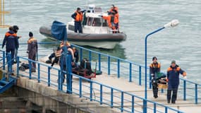 Les équipes de secours à Sotchi, où un avion militaire s'est abîmé dans la mer Noire. 