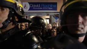 Des CRS protègent la permanence du candidat FN David Rachline, dimanche à Fréjus, après sa victoire au second tour des municipales.