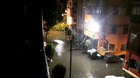 Les images des rues inondées de Calcutta au passage du cyclone Amphan