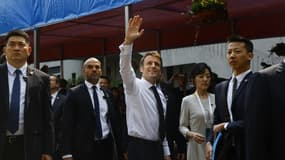 Le président français Emmanuel Macron (c) en visite à l'Université Sun Yat-sen, le 7 avril 2023 à Canton, en Chine