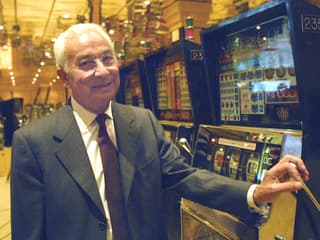 Isidore Partouche pose devant les machines à sous de son casino en 2001