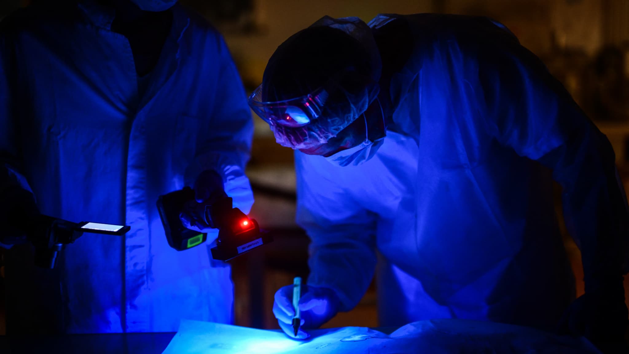 Des agents du Service national de police scientifique à Ecully en juin 2025.