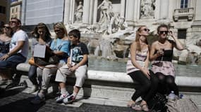 La fontaine de Trevi, l'un des plus célèbres monuments de Rome, va subir pendant vingt-deux mois une restauration, probablement la plus complète depuis l'achèvement de sa construction en 1762. Le projet a été présenté lundi par Karl Lagerfeld, directeur a