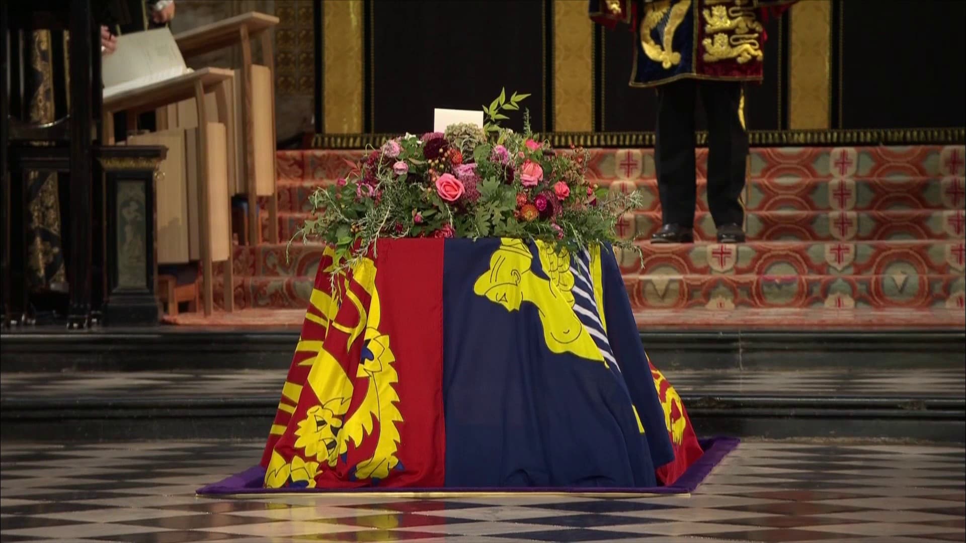 Le cercueil d'Elizabeth II est descendu dans la crypte royale Le cercueil d'Elizabeth II est descendu dans la crypte royale