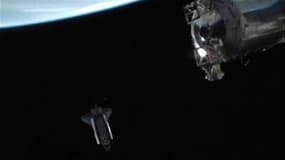 La navette américaine Endeavour a quitté dimanche soir la Station spatiale internationale (ISS) et elle devrait définitivement revenir sur Terre mercredi. /Photo prise le 29 mai 2011/REUTERS/NASA TV